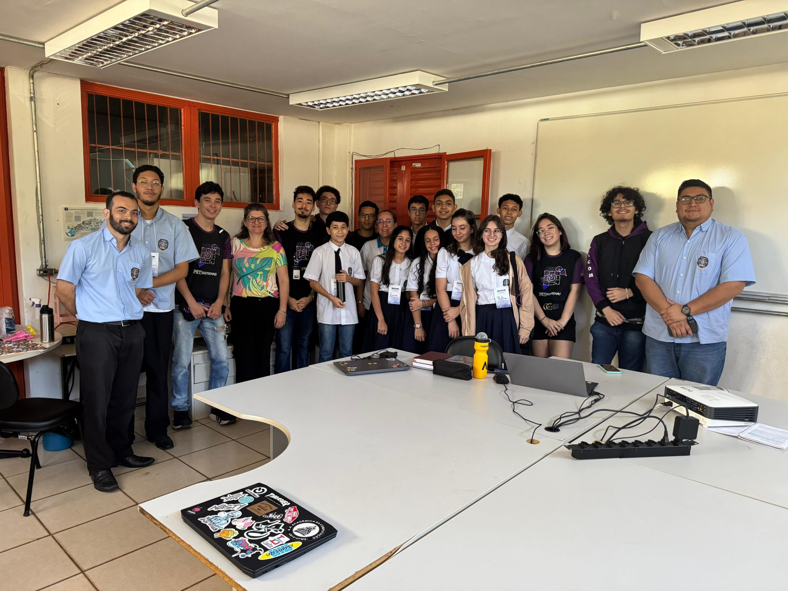 Leia mais sobre o artigo Alunos do Colégio Nossa Senhora das Graças realizam visita ao PET Sistemas